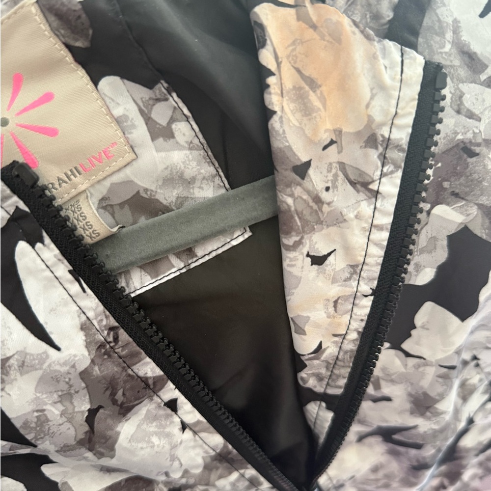 Isaac Mizrahi Floral Black and White Women's Jacket - Picture 4 of 4